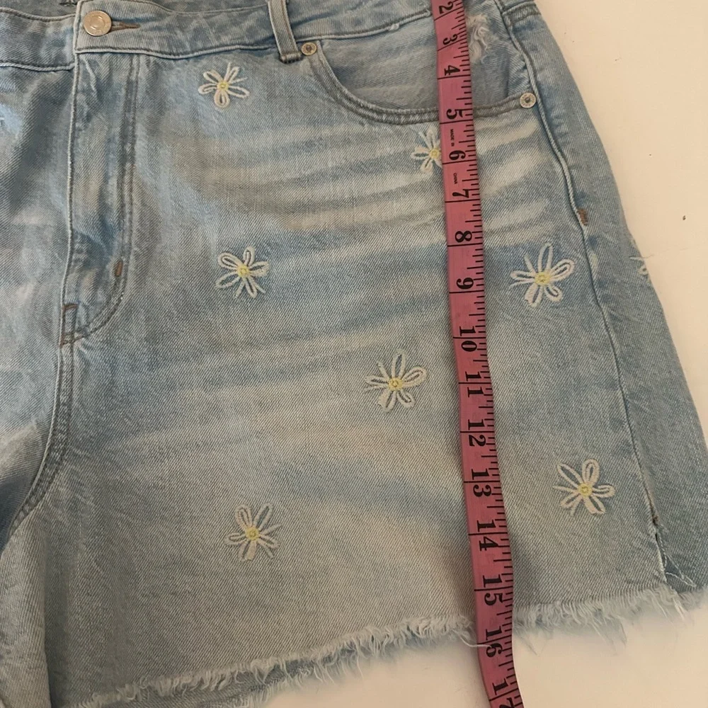 American Eagle Light Wash Floral Embroidered‎ HiRise Fray Hem Mom Shorts NWOT 20